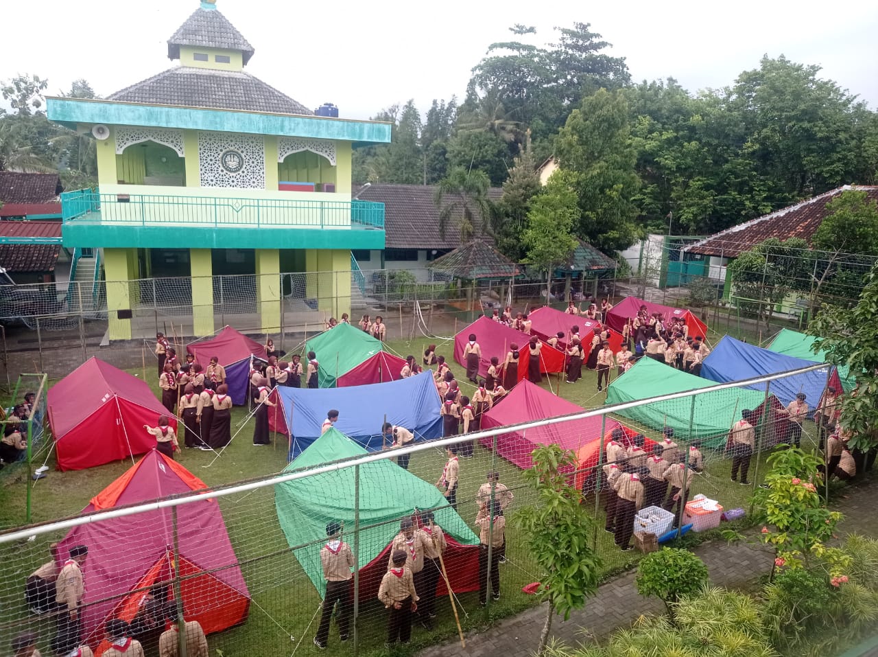 Persiapkan Perkemahan Besar Madrasah, Pramuka MTsN 1 Sleman Matangkan Keterampilan Mendirikan Tenda