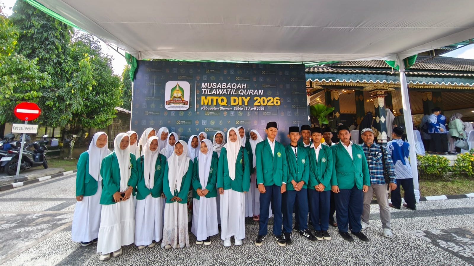 OSIS MTsN 1 Sleman Hadiri Pembukaan MTQ DIY 2026, Sleman Raih Juara Umum