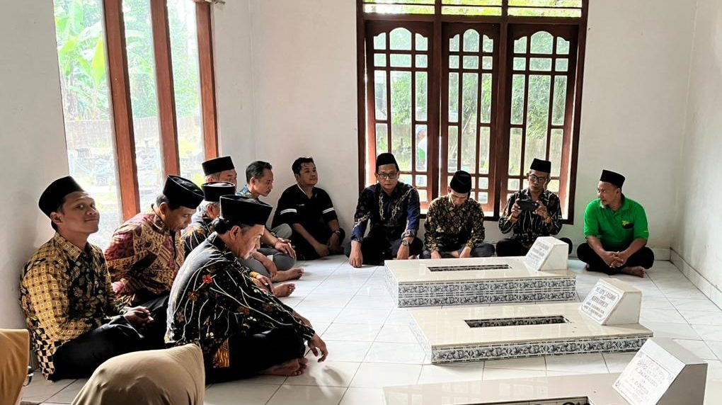 Napak Tilas Sejarah, Guru dan Pegawai MTsN 1 Sleman Ziarah ke Makam KH M. Basyarudin