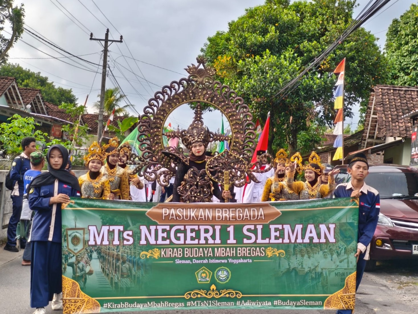 Bregada MTsN 1 Sleman Ramaikan Kirab Budaya Mbah Bregas