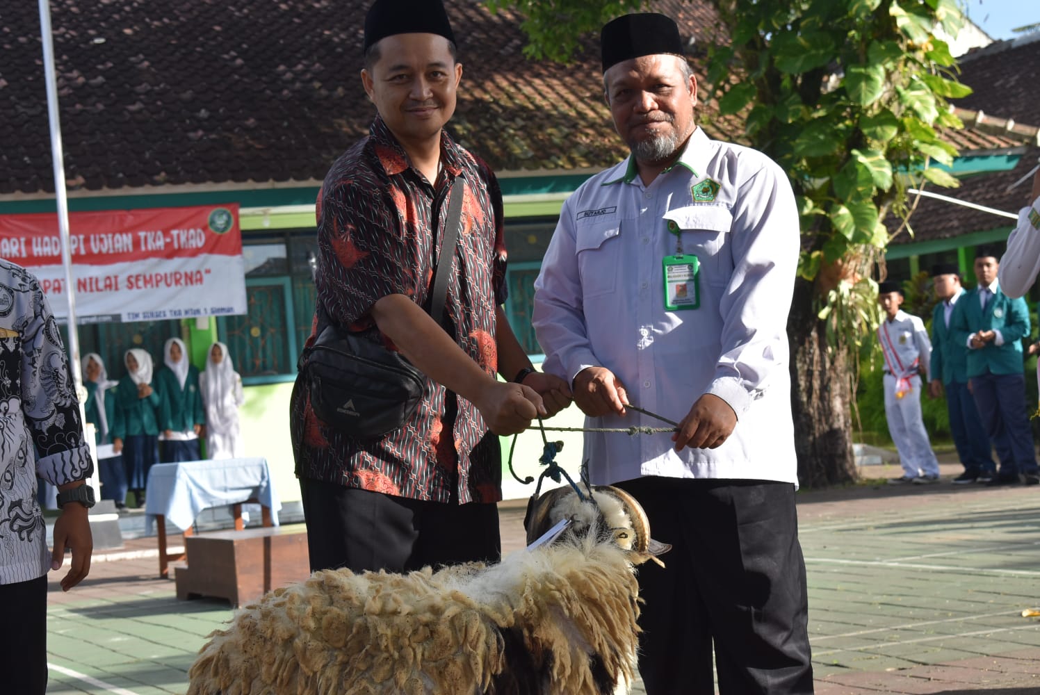 MTsN 1 Sleman Salurkan Hewan Qurban ke Sekolah dan Warga