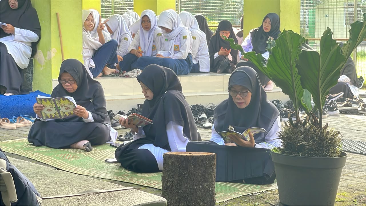 Guru, Pegawai, dan Siswa MTsN 1 Sleman Kompak Khatamkan Al-Qur’an Sambut 1448 H