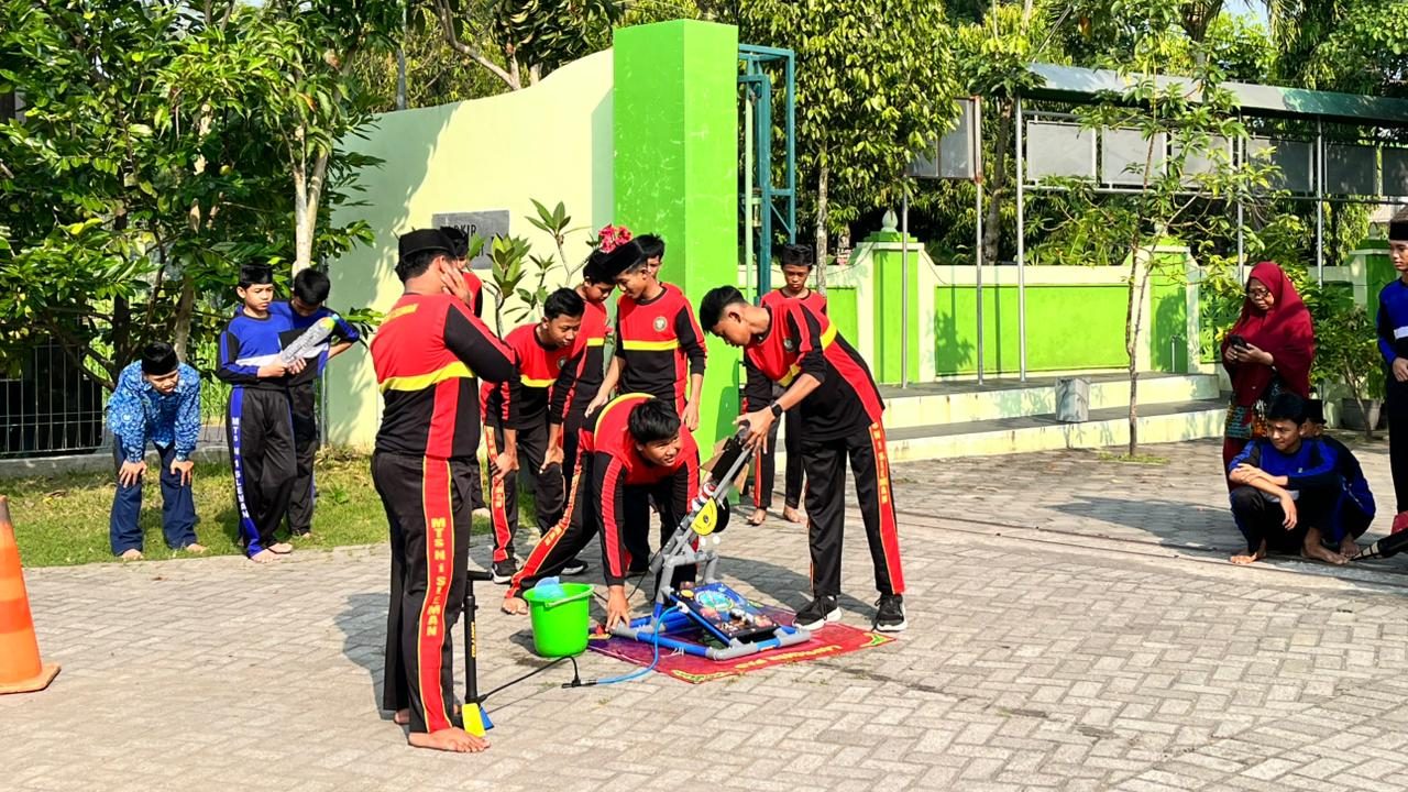 Adu Presisi Roket Air Warnai Classmeeting MTsN 1 Sleman
