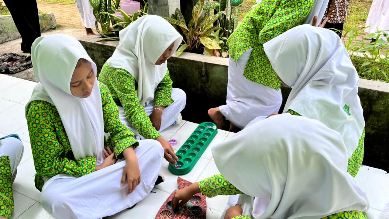 Permainan Tradisional Warnai Hari Menjelang Pembagian Rapor di MTsN 1 Sleman