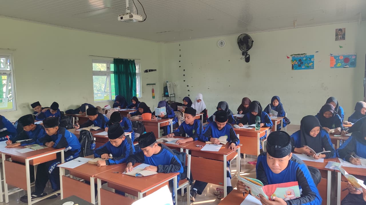 Juli Bersilat Literasi Ajak Murid MTsN 1 Sleman Tumbuhkan Budaya Membaca