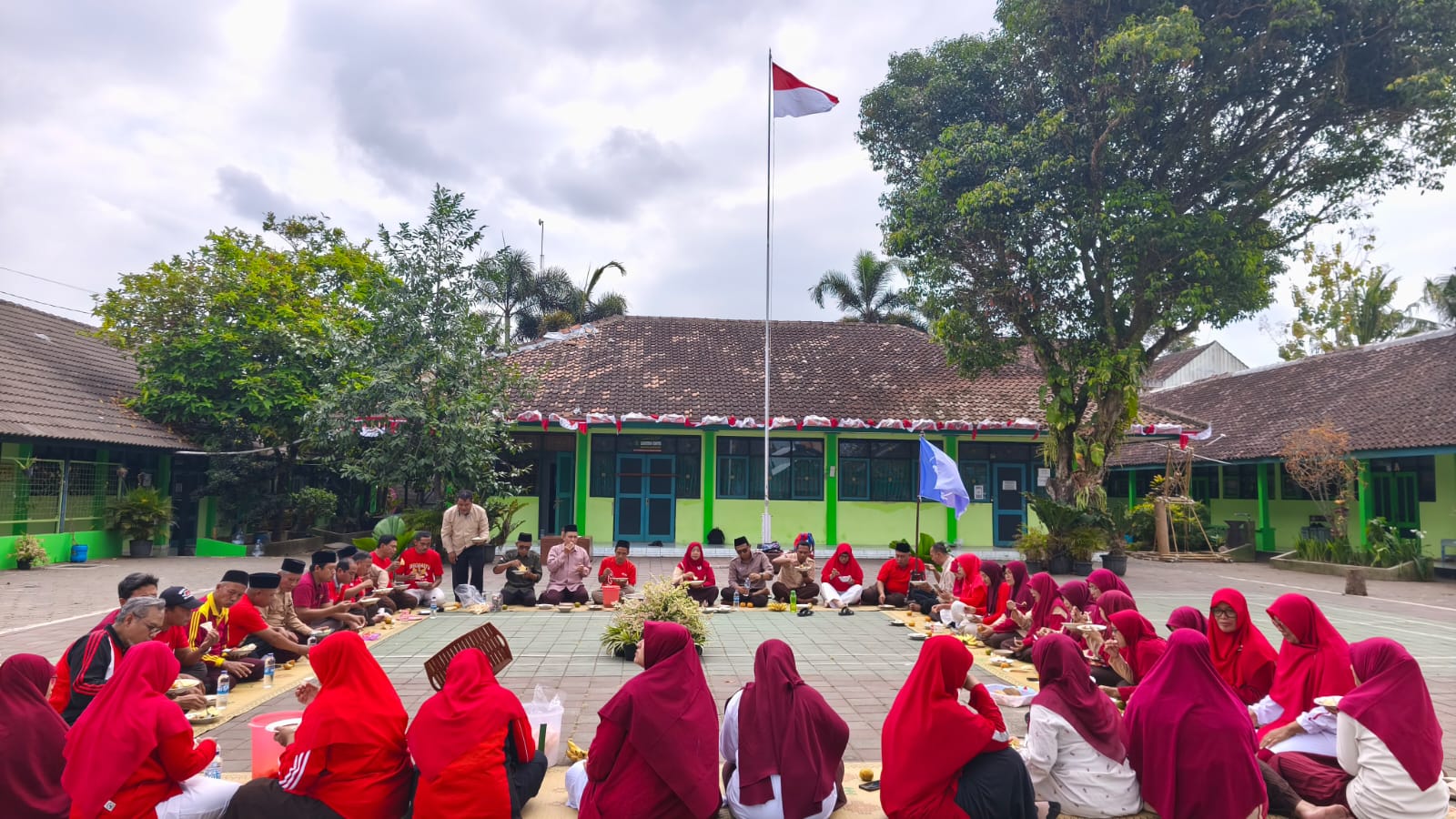 Guru dan Pegawai MTsN 1 Sleman Adu Kekompakan di Lomba HUT Ke-81 RI