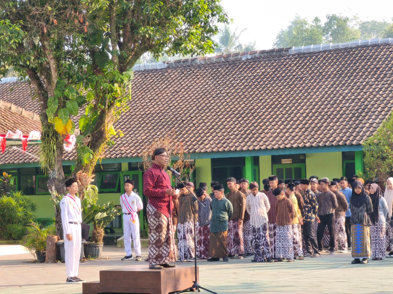 Kenakan Gagrak Yogyakarta, Warga MTsN 1 Sleman Peringati Keistimewaan DIY
