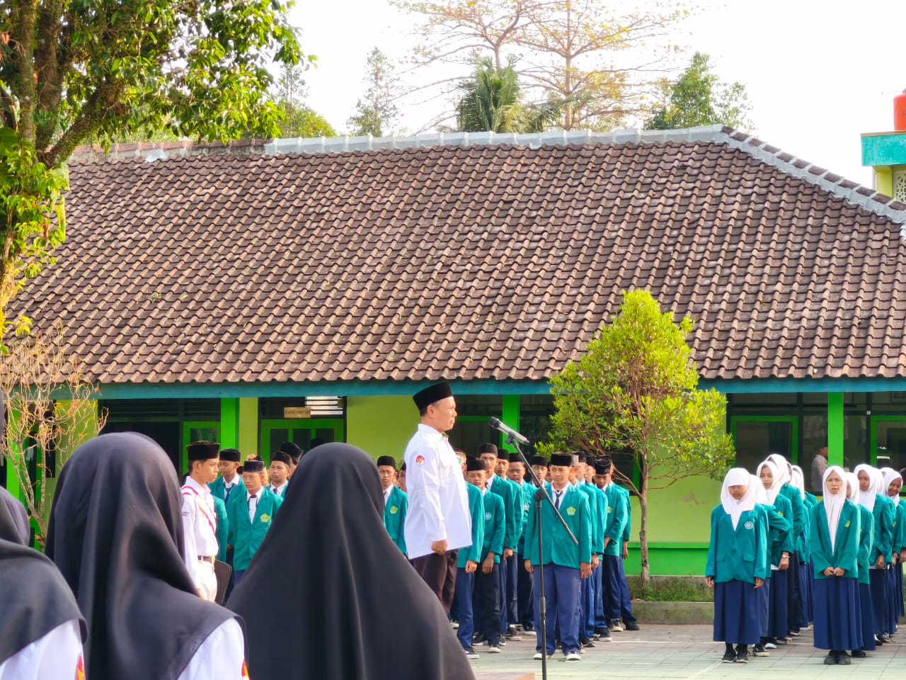 Amanat Upacara Bendera MTsN 1 Sleman Tekankan Pentingnya Ilmu untuk Meraih Kesuksesan