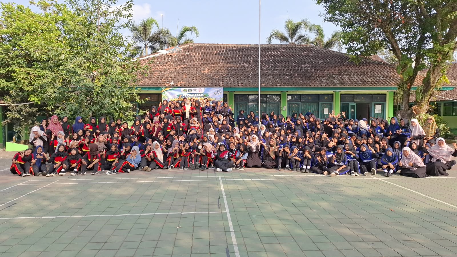 Haornas di MTsN 1 Sleman Diisi Senam dan Aksi Peduli Lingkungan
