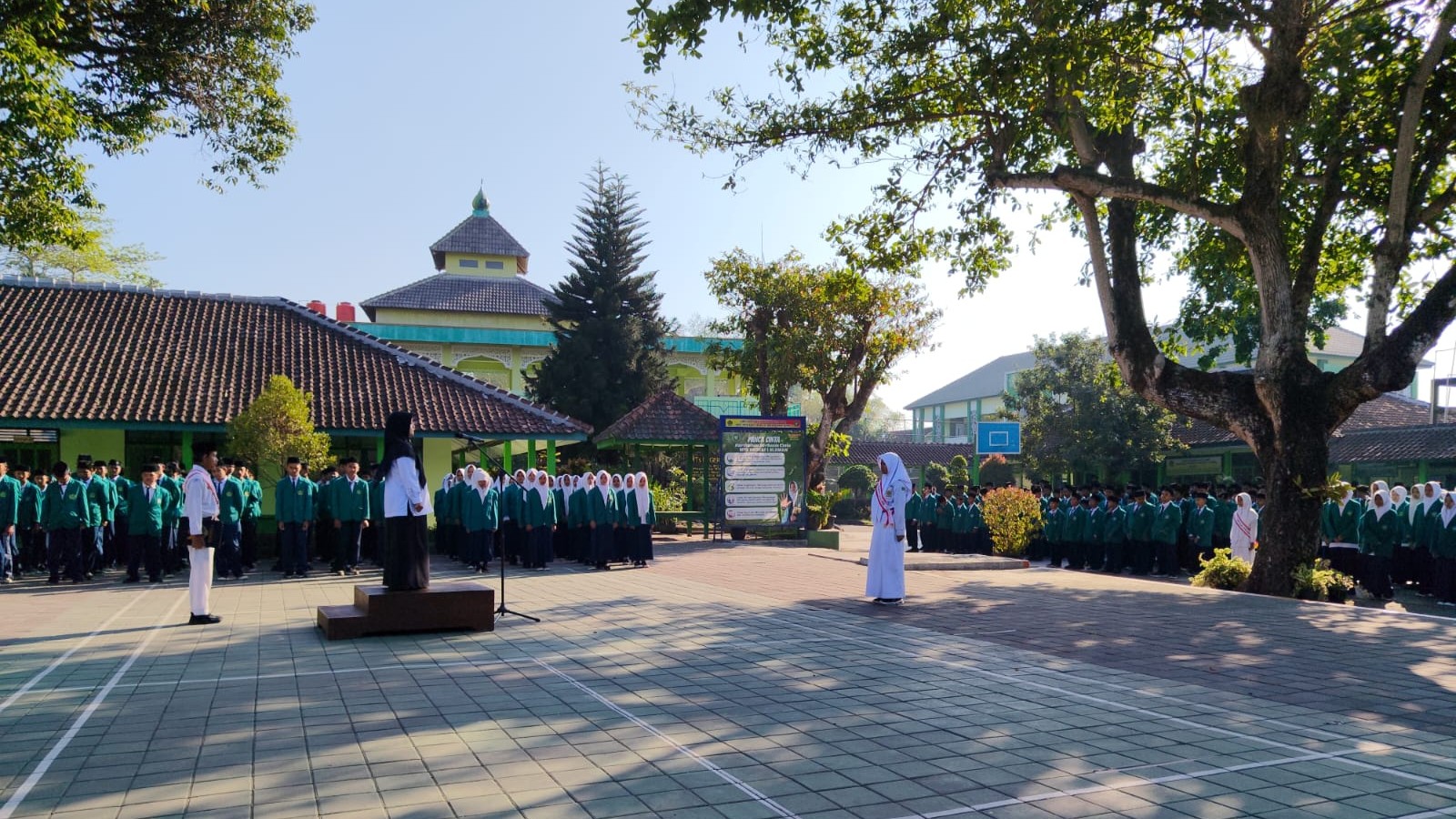 Isi Botol Jadi Pesan dalam Upacara Bendera di MTsN 1 Sleman