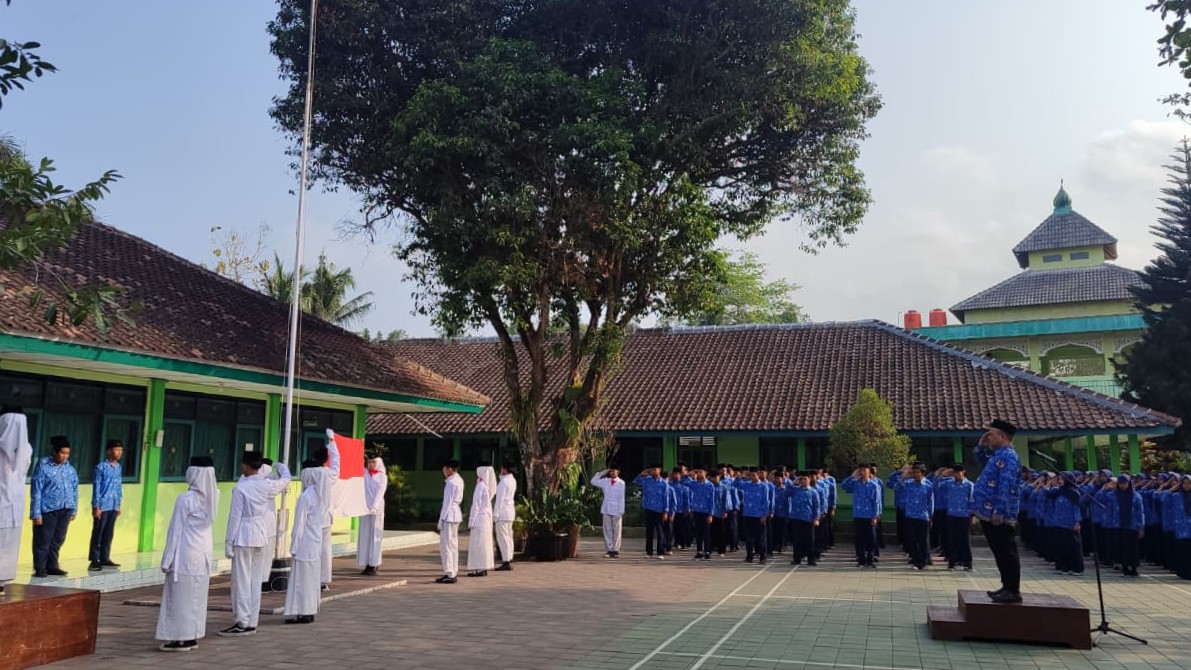 Upacara Hari Kesaktian Pancasila di MTsN 1 Sleman: Mengingat Sejarah, Meneguhkan Pancasila
