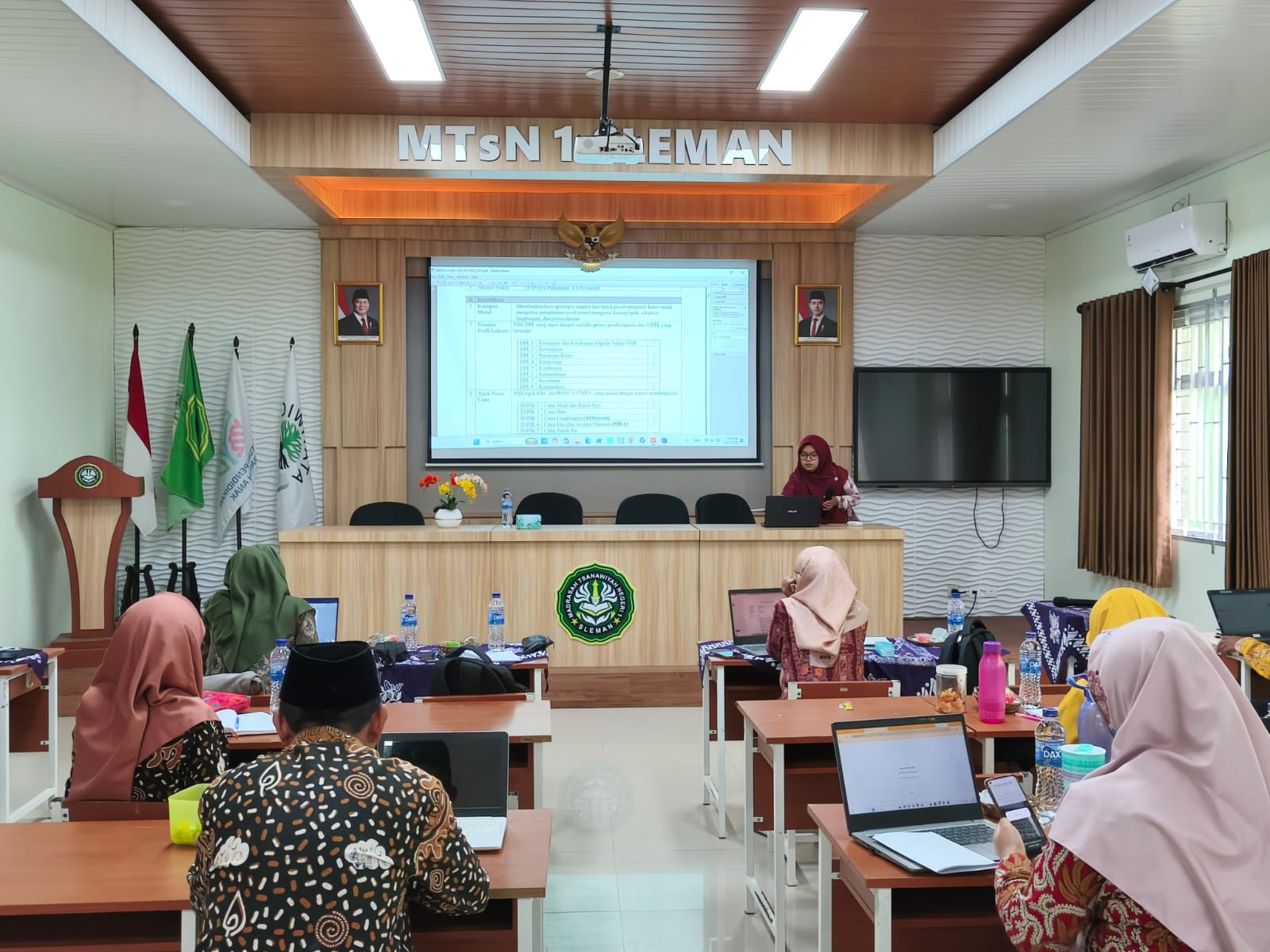Jelang Supervisi Akademik, Guru MTsN 1 Sleman Presentasikan Rencana Pembelajaran