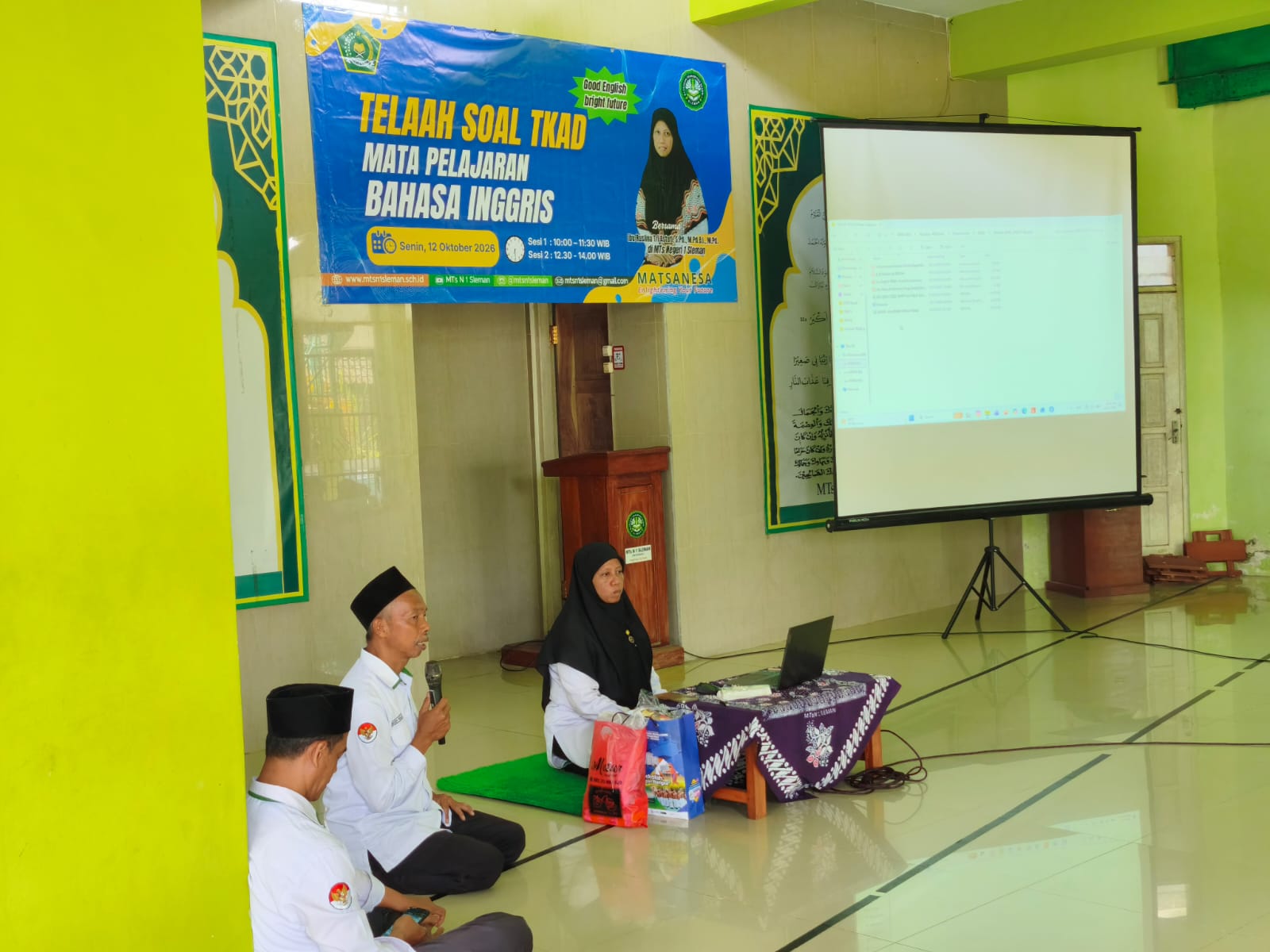 Bedah Soal Bahasa Inggris, Bantu Murid MTsN 1 Sleman Lebih Siap Menghadapi TKAD