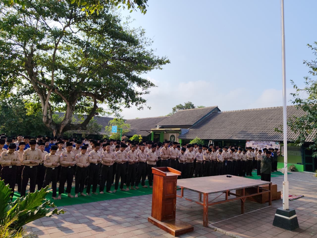 Saat Menanti Hujan Tiba, Warga MTsN 1 Sleman Tunaikan Salat Istisqa