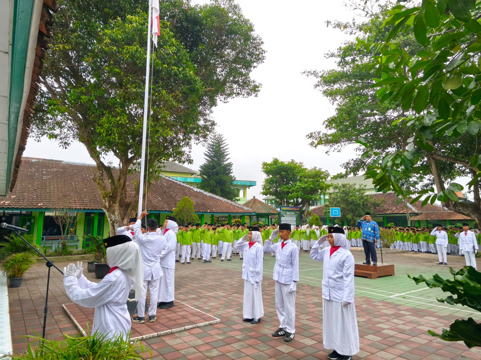 Rintik Hujan Tak Surutkan Semangat Sumpah Pemuda di MTsN 1 Sleman